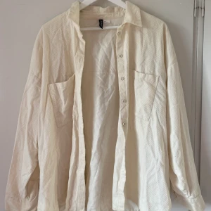 Vår jacka  - Säljer nu min super fina vår jacka som jag köpt på h&m för något år sedan🤍 jackan är använd ex antal gånger men ingen skada skedd! Materialet är manchester tyg