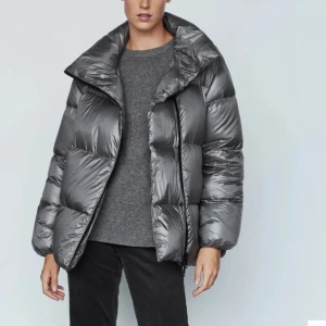 Massimo dutti jacka - Säljer min Massimo dutti jacka då den inte är min stil, den är använd nästan hela förra vintern men den är i bra skick! Pris kan diskuteras