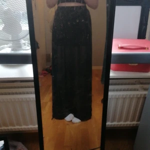 En svart lång kjol  - Nu tänkte jag sälja en lång kjol och kjolen har en kort svart innerkjol och utekjolen är svart som man ser igenom och lång👌Och kjolen är andvänd en gång👌❤️