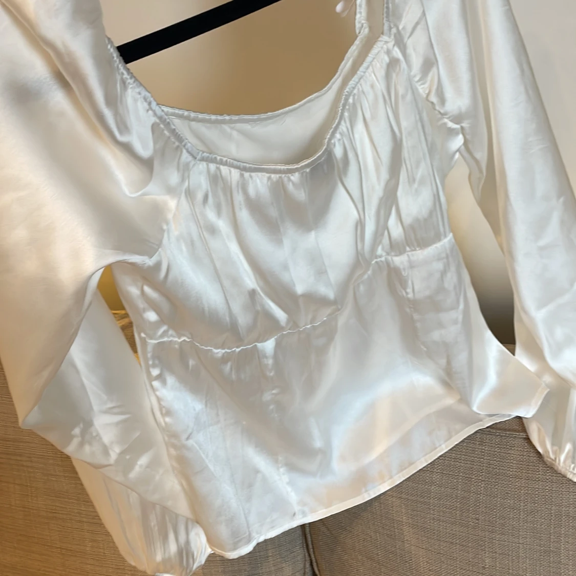 En glansig vit blus  - 91