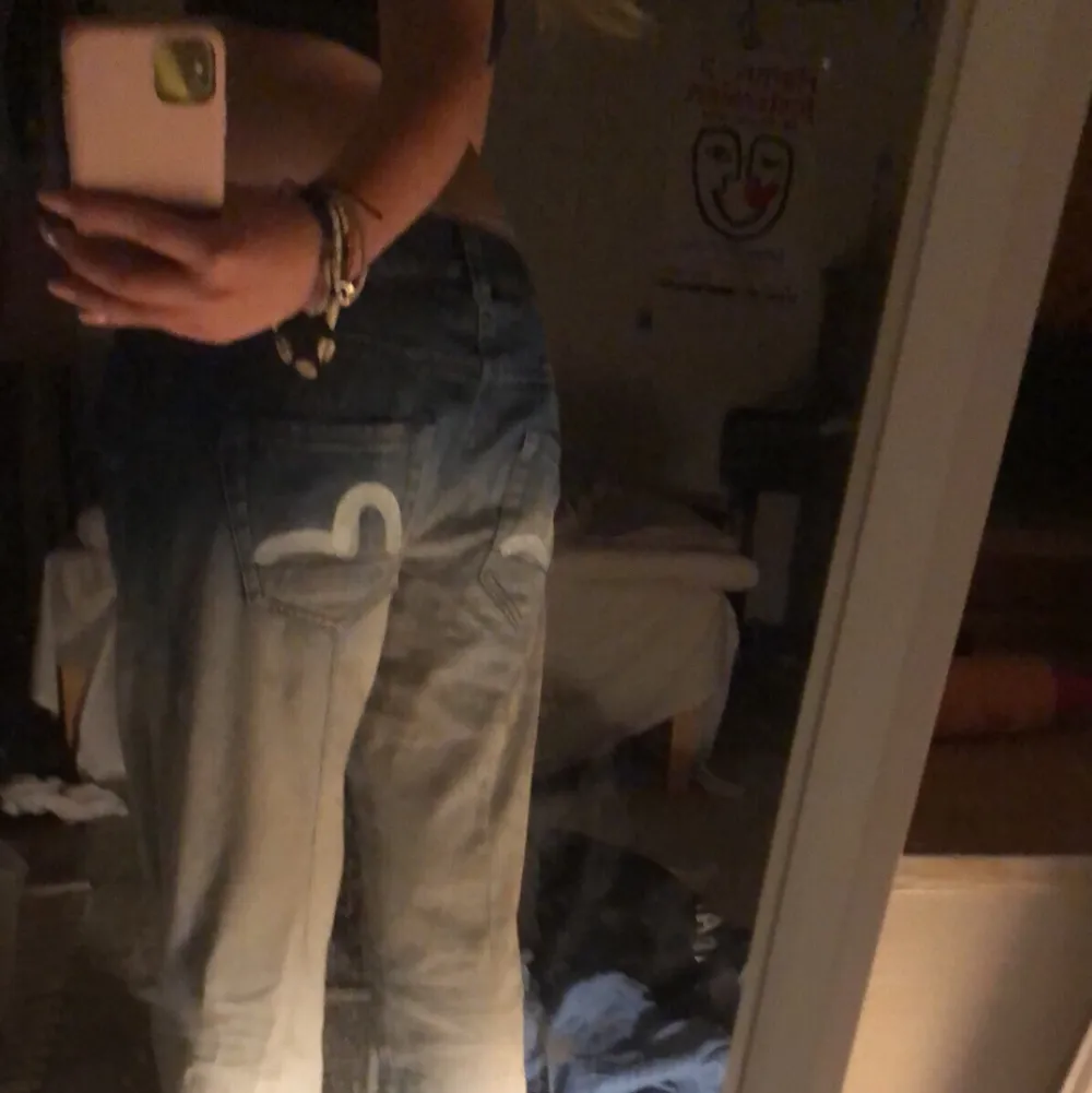 Jag säljer mina jätte fina evisu jeans. Dom är coolt fadeade på benen. Jag brukar ha storlek S och domma sitter lite stort på mig. Dom är i bra skick. . Jeans & Byxor.