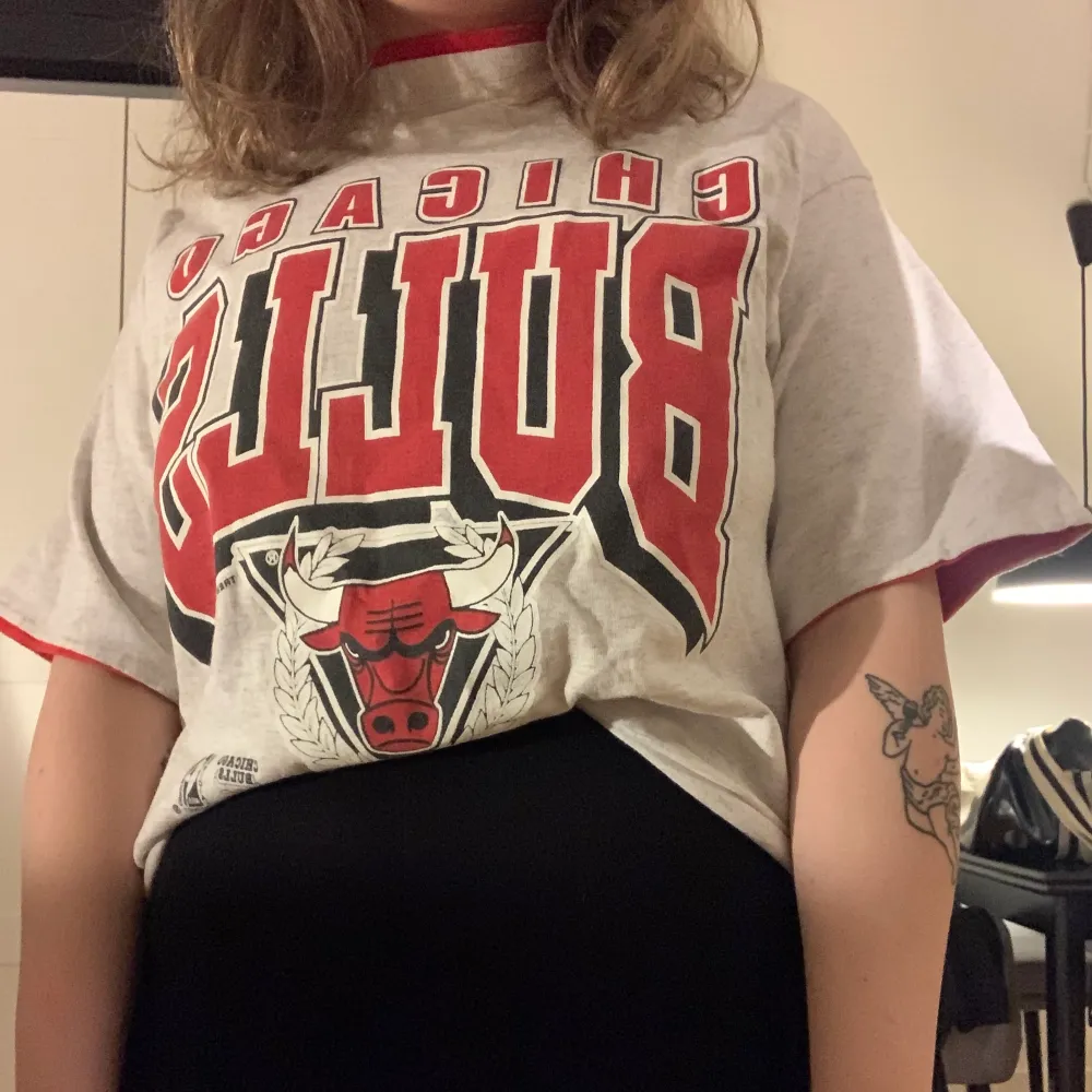 Croppad Chicago Bulls tröja i storlek M! Fint skick! Röd ”undertröja”. Längd från krage till croppad del är 50cm.. T-shirts.