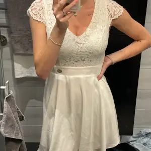 Säljer denna fina vita klänning från bubbleroom. Märket är Chiara Forthi Milano. Den är använd en gång och är i mycket bra skick. Storlek S