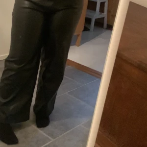  Skinnbyxor  - Ett par jätte fina skinnbyxor från lager 157🤍advända 1 gång 150kr✨