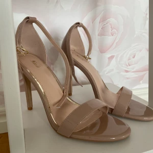 Klackskor  - Oanvända klackskor från shein, har testat dom då plasten inte kvarstår men dom var inte riktigt för mig, önskar en annan användare för dessa snygga, shein påse tillkommer