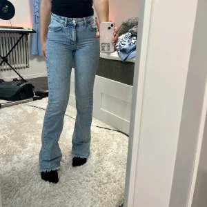 Jeans ginatricot  - Fina jeans som tyvärr är något försmå för mig över rumpan annars sitter de väldigt bra. Inget fel på de, som nya.