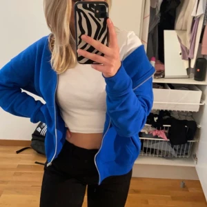 Blå zip up hoodie - Blå zip up hoodie från newyorker storlek xxs men större i storleken