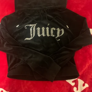 Juicy - 𝓘𝓷𝓯𝓸𝓻𝓶𝓪𝓽𝓲𝓸𝓷  —————————————— Sho Sho🙋🏽‍♀️ Om just du är sugen på en juicy tröja här i närheten av  📍T-Centralen, Stockholm📍 ———————————————— 🛑Ops🛑 1. Bara kontanter💸✅ 2. Skriv till mig, jag svara direkt✅ 3. DM mig om du har frågor elr vill köpa     