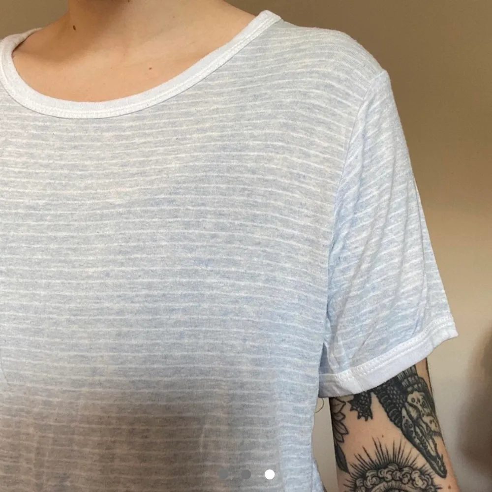 Ljusblå och vitt randig T-shirt från brandy Melville   Använd men i bra skick  Storlek onesize (xs-s)  Pris kan diskuteras ☺️. T-shirts.