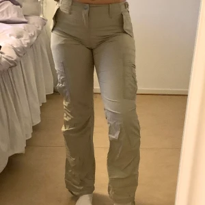 Cargobyxor - Jättesnygga cargobyxor i beige. Köpta på sellpy men var tyvärr för små så jag har inte använt dom. Liknar cargobyxorna från urban Outfitters och esprit. Jag är 172 som referens. 