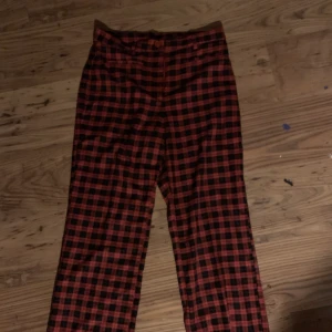 Rutiga punkiga byxor - Skitsnygga rutiga byxor man lätt kan klä upp till alternativa! Används ej längre! Tryck inte på köp nu 💋