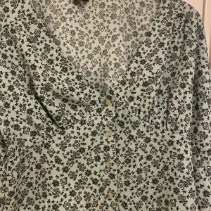 Blus från Gina Tricot - Superfin blus från Gina Tricot i storlek S. Aldrig använd och säljes för 150 kr. 