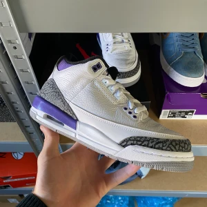 Air Jordan 3 Iris - Helt nya och oanvända Air Jordan 3 Iris storlek 40 Eu! Köpte de från SNKRS! Skriv till mig vid frågor eller behov av fler bilder!