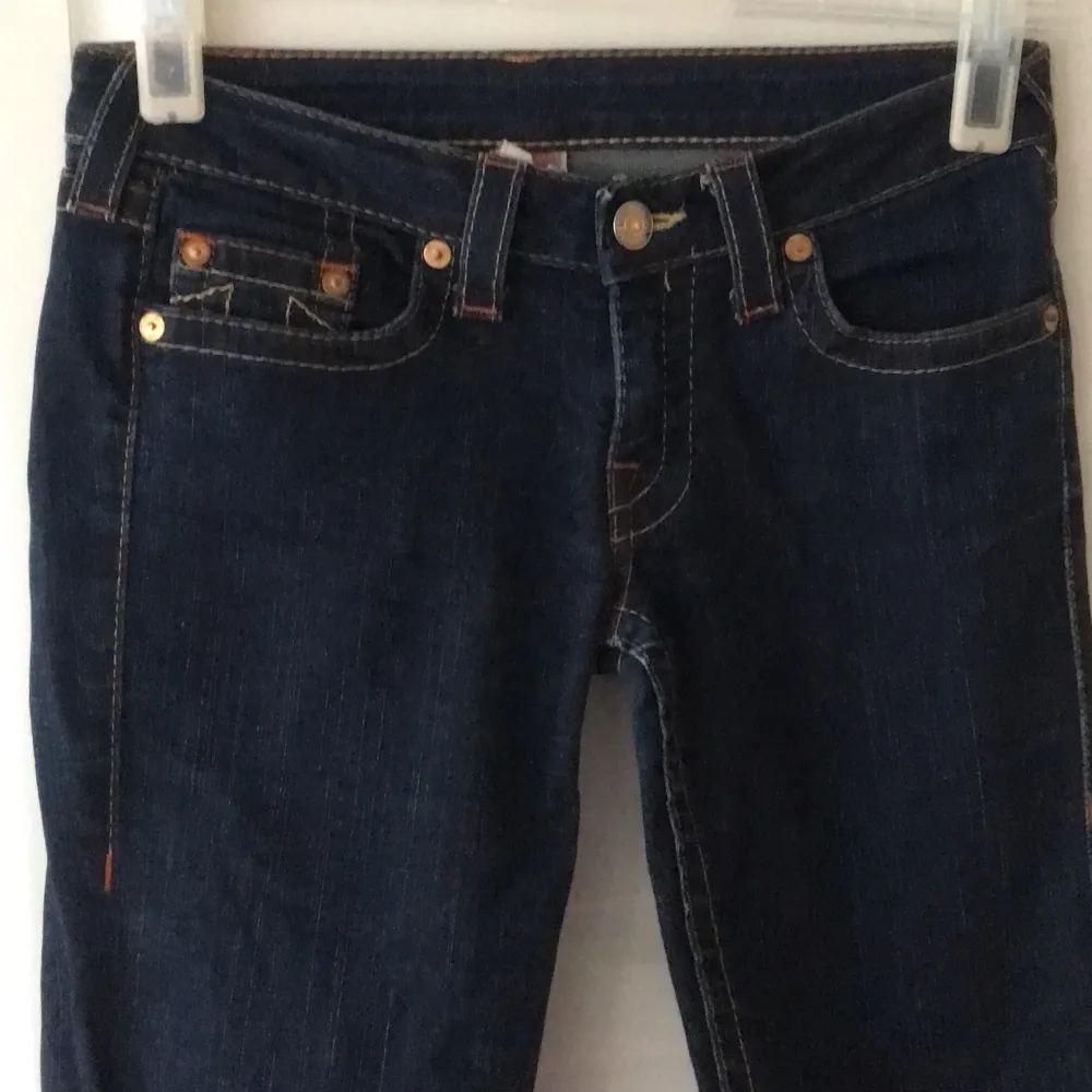 True Religion Jeans Lågmidjade bootcut, midjemått rakt över 42, innerbensmått 68, kan skickas köparen betalar frakten, kan mötas upp i Stockholm . Jeans & Byxor.