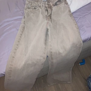 Beigha utsvängda byxor - Säljer även av med dem beigha utsvängda jeansen. Inte dock min smak längre men sitter as fint.