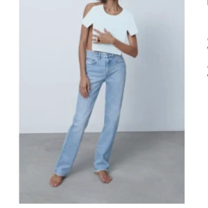 MID WAIST JEANS ZARA - mid waist jeans zara i storlek 34, knappt använda 