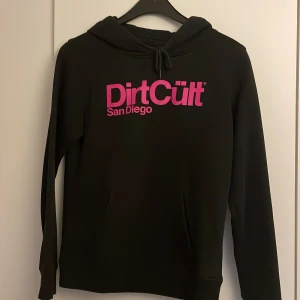 Dirtcült hoodie - Säljer en mycket fin dirtcült hoodie som har ett neonrosa tryck. Storlek L men skulle säga att det är med som en S/M. Säljer pågrund av att den är lite liten och att den inte kommer till användning 