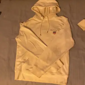 En helt ny Gant hoodie. Nypris 800 säljer för 500kr. Pris kan diskuteras.