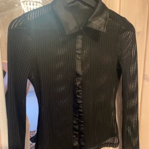 skjorta - letar du efter en festtopp eller en tröja till halloween du vill ha igen? denna är perfekt hade denna som jigsaw förra halloween