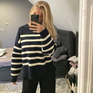 Randig stickad tröja - Bra skick! Trendig randig tröja, perfekt till hösten 🍁