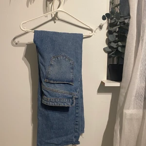 🌟Gina jeans🌟 - Såperfina, mer baggy model och mid/hög midja Hål på knäna💕 Skickar endast och frakt går på 69kr🌟