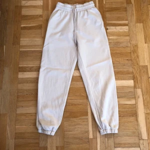 Beiga mjukisbyxor - Beiga mjukisbyxor i str S från HM. Säljes då de är för små, endast använda ett fåtal gånger. Köparen står för frakt ☺️