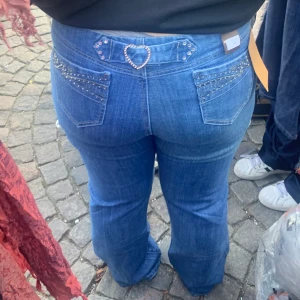 y2k rhinestone jeans - skit snygga jeans!! helt nya men tog av lapparna. säljer de för 150kr då det inte är ett speciellt märke 💗(Ando jeans)