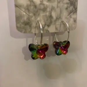 Kristall fjärilar som skiftar färg i äkta sterling silver 925. Jag har gjort de själv. Köparen står för frakt.