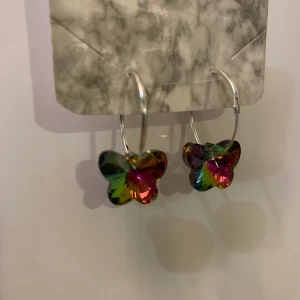 Örhängen-kristall fjärilar (nya) - Kristall fjärilar som skiftar färg i äkta sterling silver 925. Jag har gjort de själv. Köparen står för frakt.