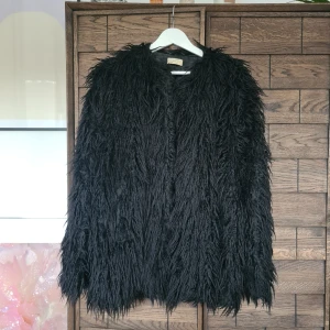 Svart oversized faux fur - Jacka i faux fur. Passar oversized.