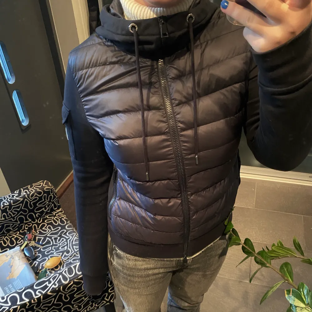 Säljer min marinblå oanvända moncler jacka i storlek XS, med luva💕 Köptes för 8000 på NK Göteborg (säljer pga felköp) kvitto finns😊 Skick 10/10 Är inte öppen för byten. Jackor.