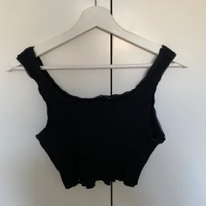 Svart Topp - Säljer denna jättefina svarta toppen från Shein. Knappats använd så väldigt bra skick💕💕