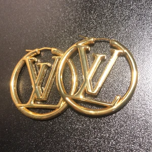 Örhängen (Hoops)  - Testade hemma och självklart desinficerade och torkade. Mindre repor på det högra örhänget då knäppningen är lite lös så jag har försökt fixa det :) 