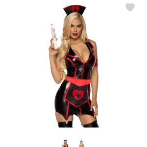 Halloween dräkt  - Helt oanvänd eftersom den inte passar mig! Köp på party kungen för 699kr plus att jag köpt till strumporna för 99kr. Köparen står för frakten.💕