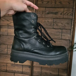 Svarta boots från Pavement - Aveline boots från Pavement. Säljs inte längre, köpta för 2 år sedan. Inspirerade av Dr Martens Jadon.