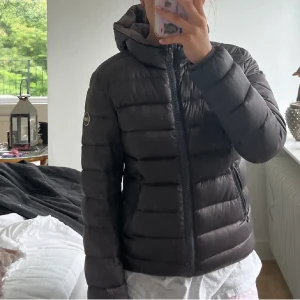 Colmar jacka - Denna sjukt snygga trendiga Colmar jackan i en jättefin brun/grön färg! Säljer denna pga att den är förliten. (Lånade bilder) hör av er vid frågor och funderingar, även fler bilder finns tillgängligt!💖💖