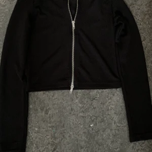 Topp med dragkedja  - Ny skick säljer pga ingen användning 