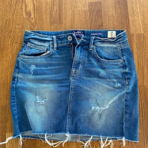 Crocker Sara Jeanskjol - Blå jeanskjol från Crocker i bra skick, knappt använd. 50kr