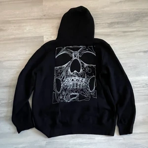 Fett cool hoodie - En jäkligt cool hoodie med tryck, broderat tryck på armen och skön loose fit