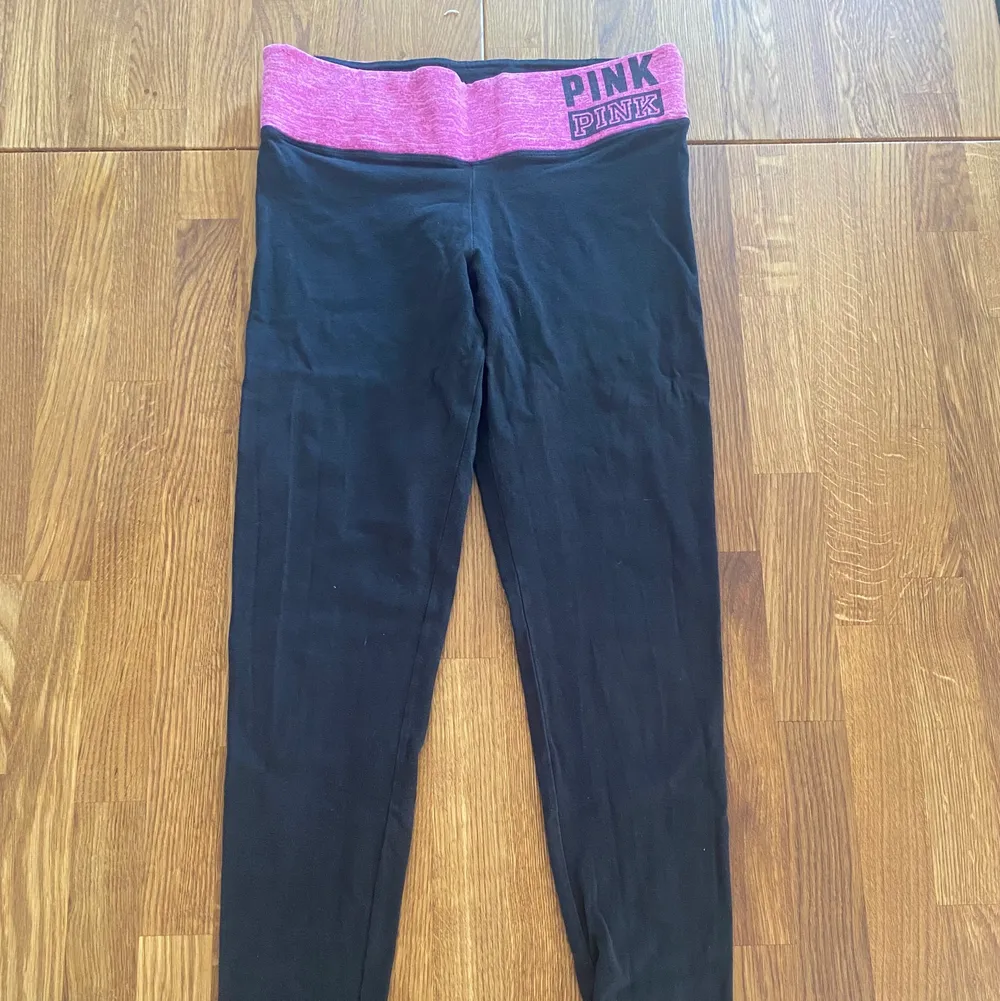 Långa yoga/träningstights från Pink. Knappt använda i bra skick. 100kr . Jeans & Byxor.