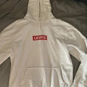 Levis hoodie  - Lite oversized hoodie med inga tydliga täcken på användning förutom att den inte direkt är ny, annars i bra skick