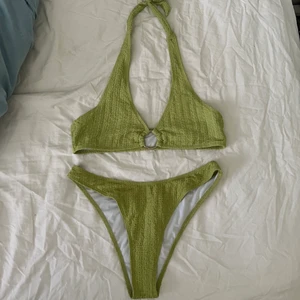Grön bikini - Snygg grön halterneck bikini💚säljer då den tyvärr är lite liten för mig, endast testad🫶🏼