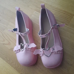 Rosa kawaii platåskor med fladermöss - Storlek 39. Lite små mörken men inget man tänker på. FRAKTEN INGÅR I PRISET.