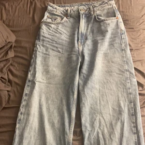 Nya jeans  - Helt nya jeans, använda en gång pga att de var för små för mig. Köpte nya för 699 för 2veckor sen. Priset är ink frakt 