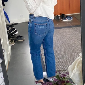 Jeans-GANNI - Säljer dessa HELT oanvända jeans från GANNI (finns t.o.m. prislapp på). Originalpris: 2095kr  Säljer för endast 599kr❗️💢  Gjorda av 100% organiskt bomull.  Jag har st. S och de passar mig.   DMa för fler bilder♥️♥️♥️