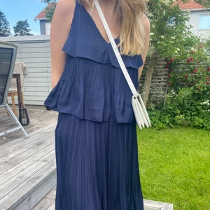 Maje klänning  - Endast provad lång mörkblå maje klänning. Storlek S men passar xs, sitter väldigt bra och i äkta silke! Finns inte längre att köpa, nypris ca 2500kr