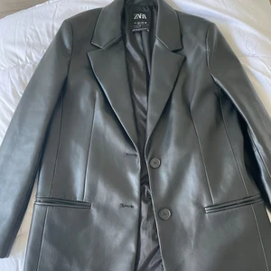 Zara, svart läderkavaj - Inte äkta läder