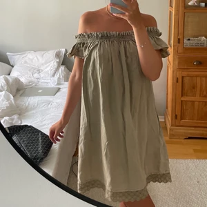 Grön klänning - Superfin grön/khakifärgad klänning från Zara. Går att bära off shoulder och som vanligt. Märkt storlek L men är snarare xs-s🌺 skickar spårbart med postnord