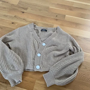 Beige kofta - Jag säljer denna fina kofta från SHEIN💕 säljer den pga att jag inte gillar den längre men annars är den i bra skick!  50 kr + frakt! Frakt kan diskuteras