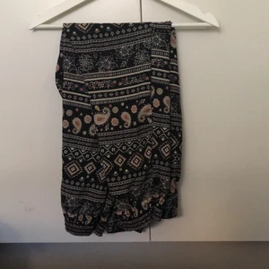 Mönstrade byxor - Härligt mönstrade byxor med resår. Supersköna och supersnygga!